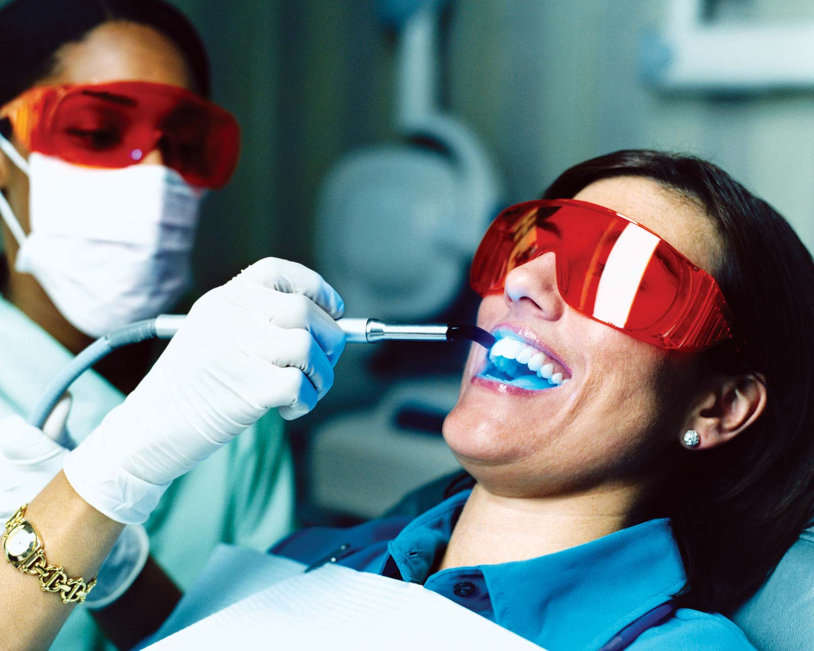 Bác sĩ sẽ tư vấn cho bạn phương pháp, liệu trình làm trắng răng phù hợp nhất.
