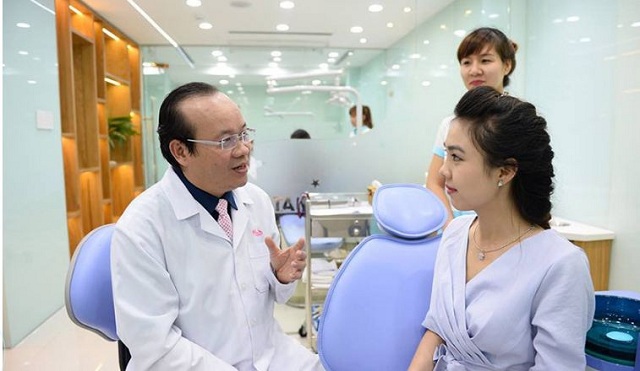 Bác sĩ tư vấn chăm sóc răng sau khi hoàn thành kỹ thuật cấy ghép