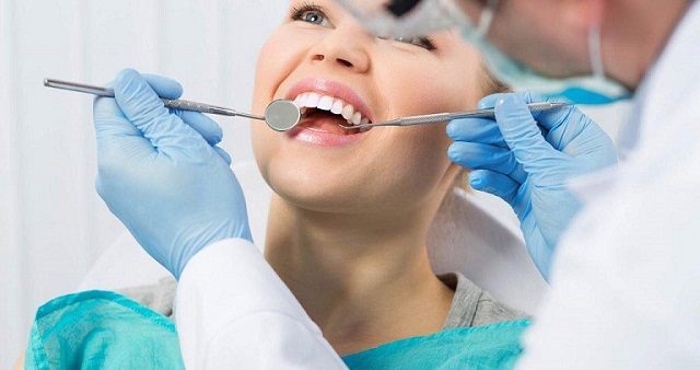 Bệnh nhân sẽ được chẩn đoán tình hình sức khỏe răng miệng trước khi bọc răng sứ