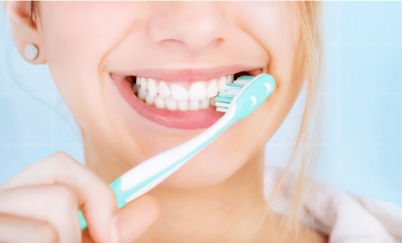Để duy trì độ trắng sáng của răng, mọi người nên vệ sinh răng miệng cẩn thận.