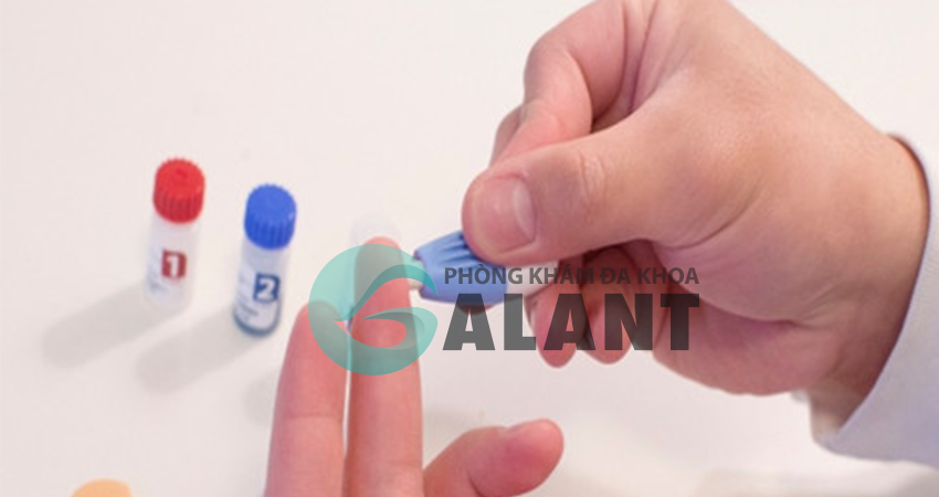 Quá trình test HIV tại nhà bằng máu từ đầu ngón tay