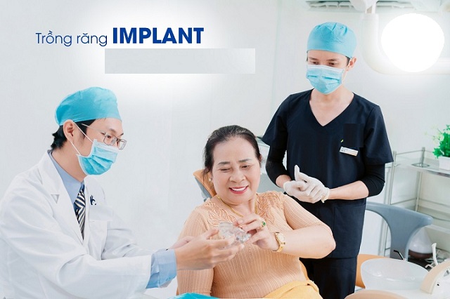 Quy trình cấy ghép răng implant sẽ bắt đầu với bước thăm khám, tư vấn