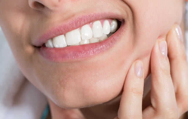 Sau khi nhổ răng sẽ xuất hiện các cơn đau nhức hoặc e buốt