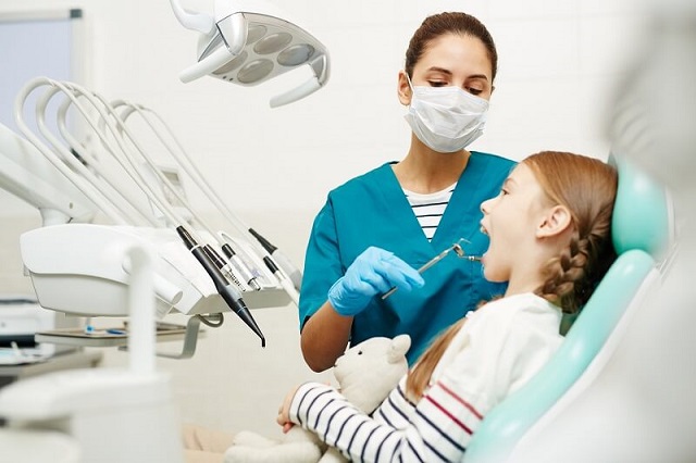 Tẩy trắng răng tại phòng khám nha khoa.