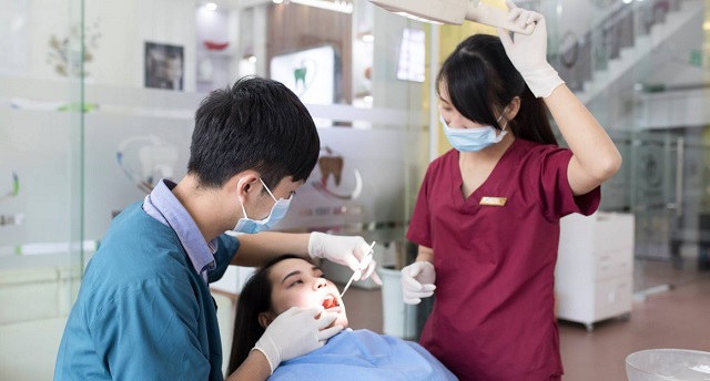 Thăm khám và tư vấn cho khách hàng trước khi chữa tủy răng